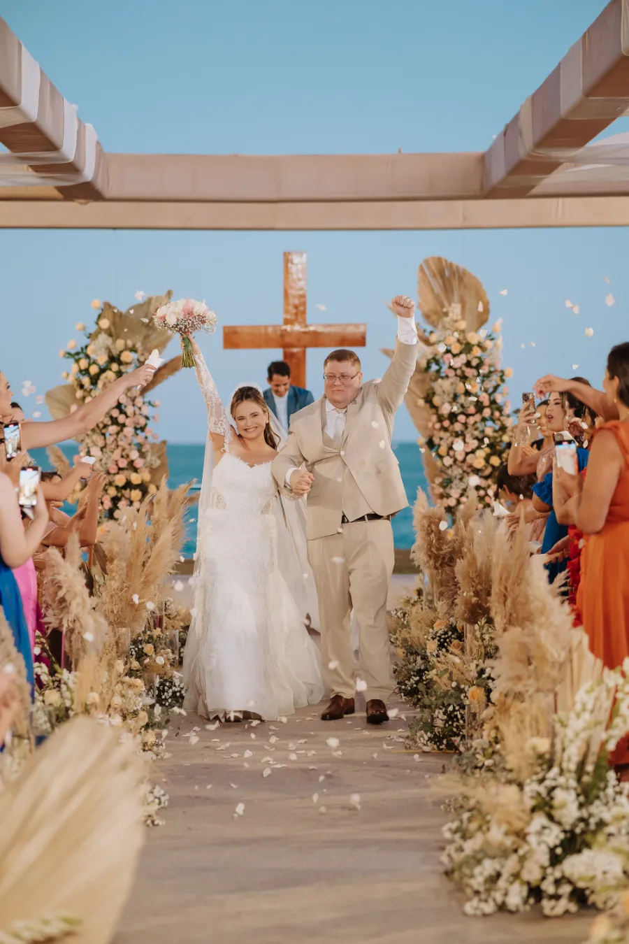 saída dos noivos no casamento boho