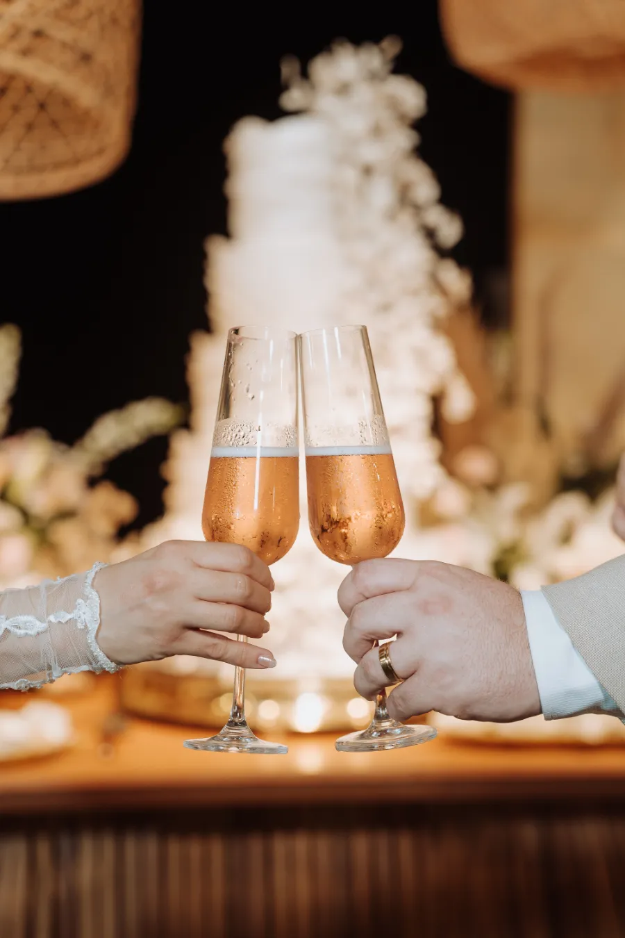 noivos brindando