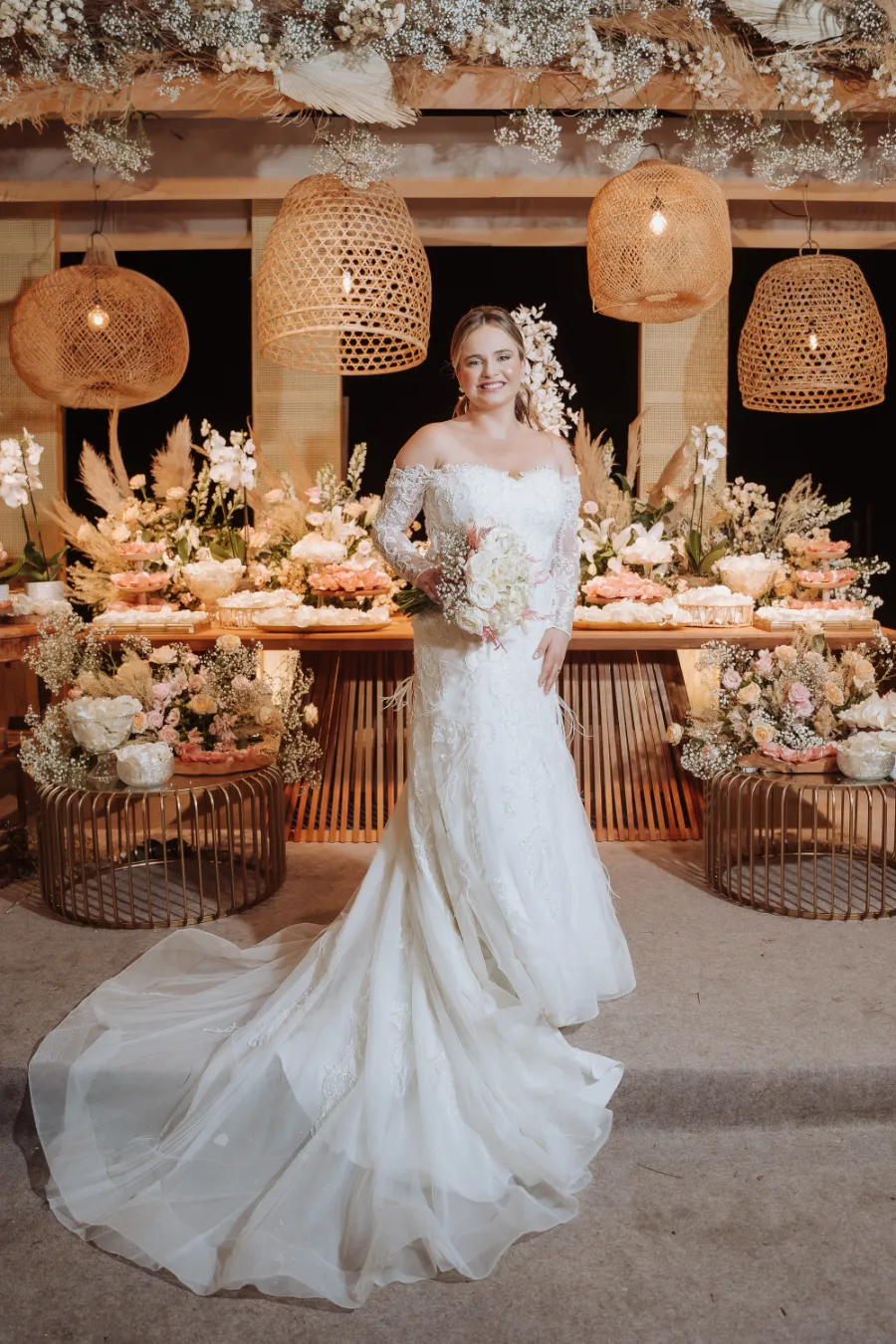 noiva na frente da mesa dos noivos