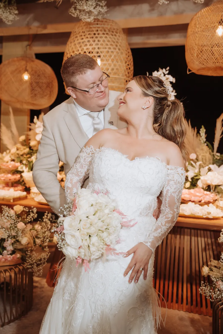 noivos na frente da mesa dos noivos