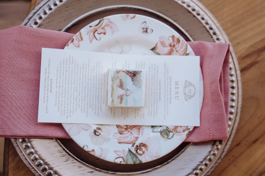 mesa posta com jogo de mesa rosa