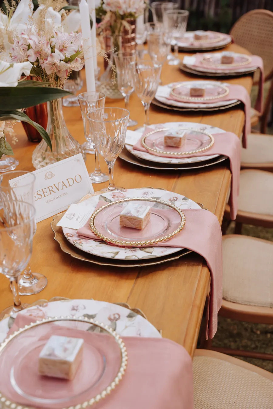 mesa posta com jogo de mesa rosa