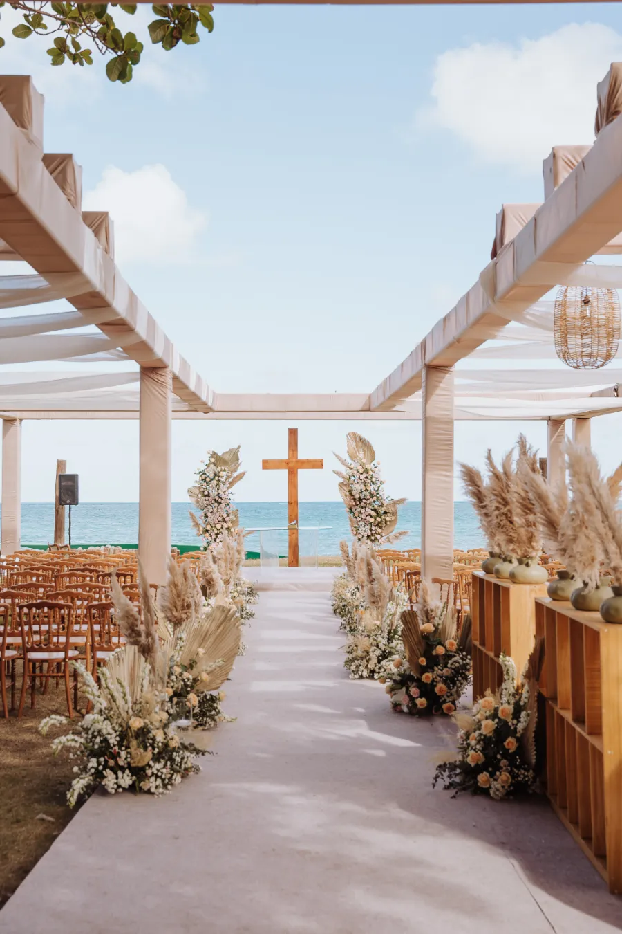 altar boho na praia com cruz