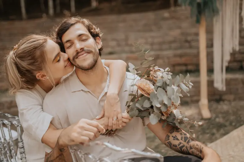 casamento civil na cidade com noivos se beijando no rosto para foto pós cerimônia