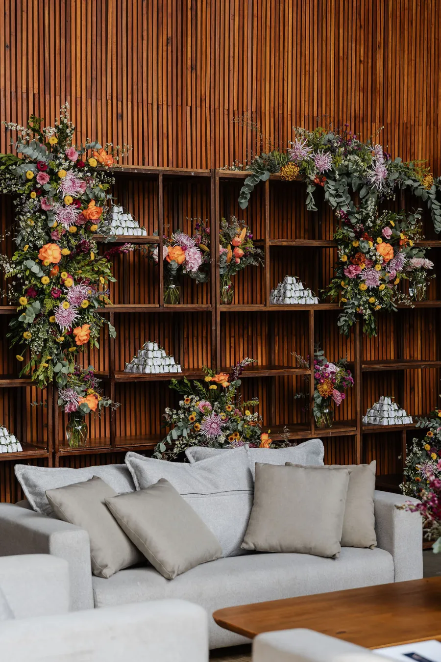 estante com flores coloridas