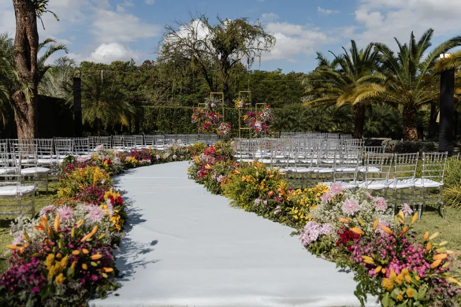 espaço de casamento com flores coloridas