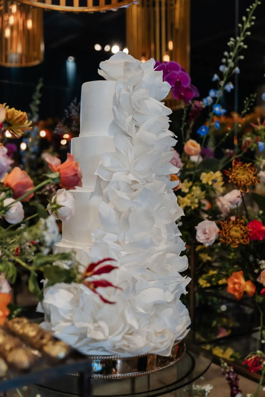 mesa com flores e bolo de casamento