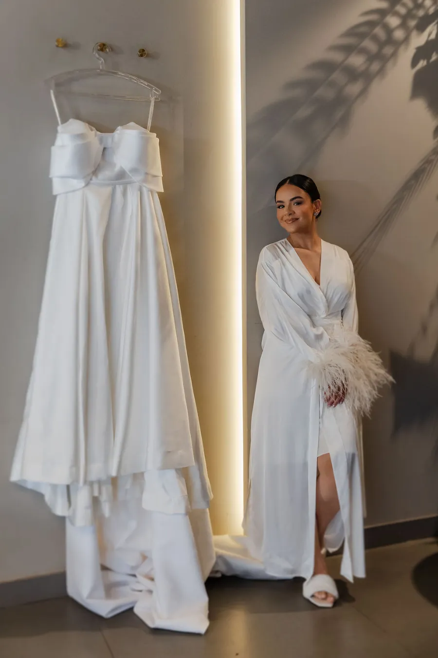 noiva ao lado do vestido de noiva