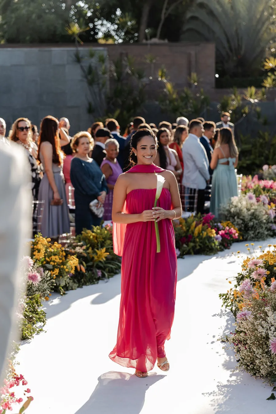 entrada da madrinha com vestido rosa