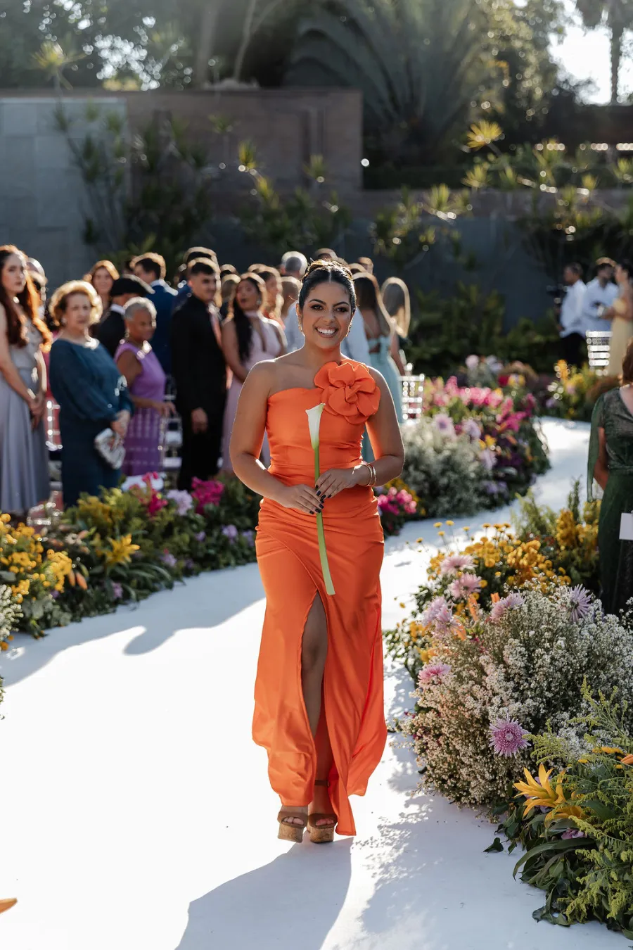 entrada da madrinha com vestido laranja