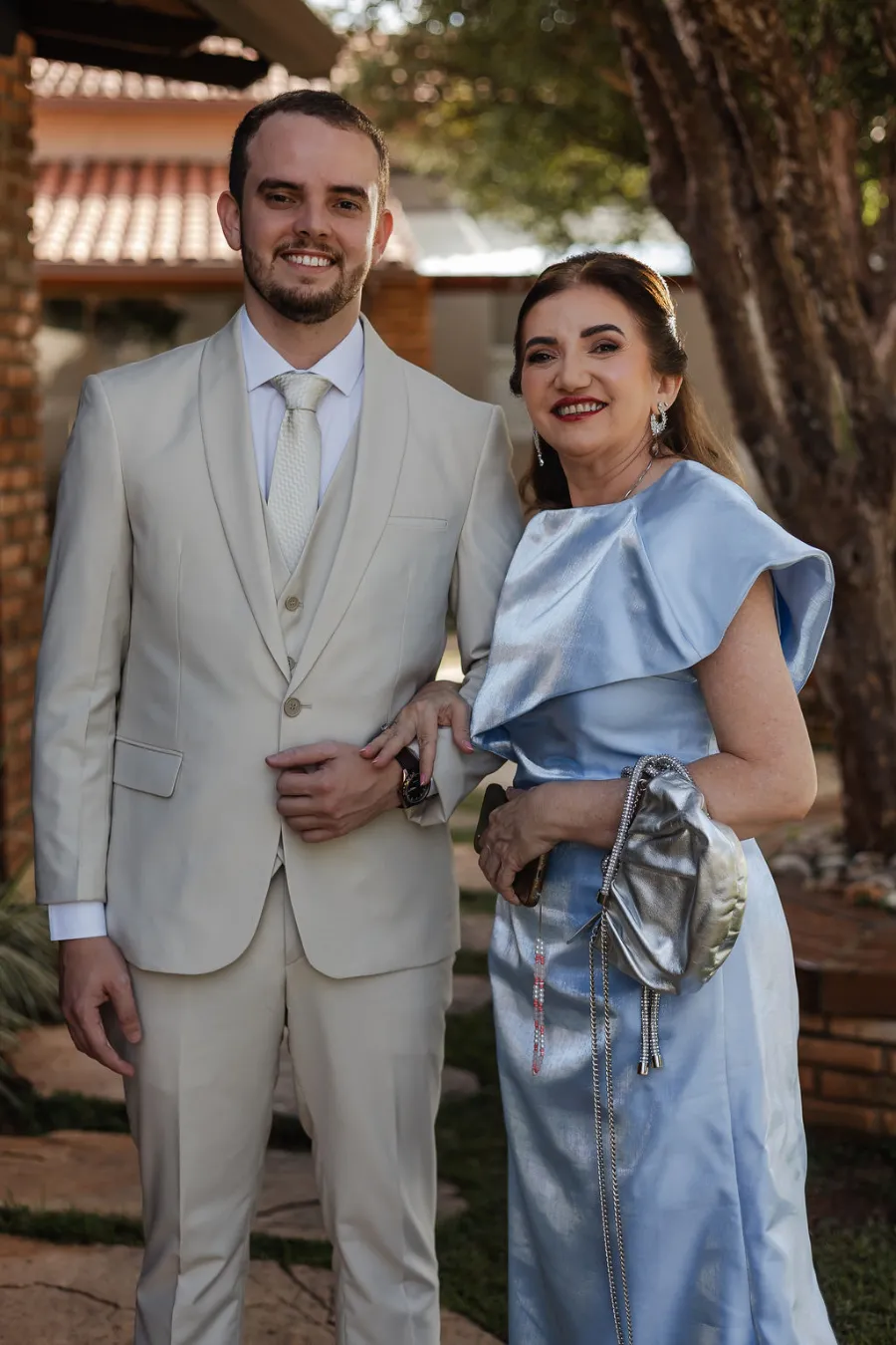 noivo ao lado da mãe 