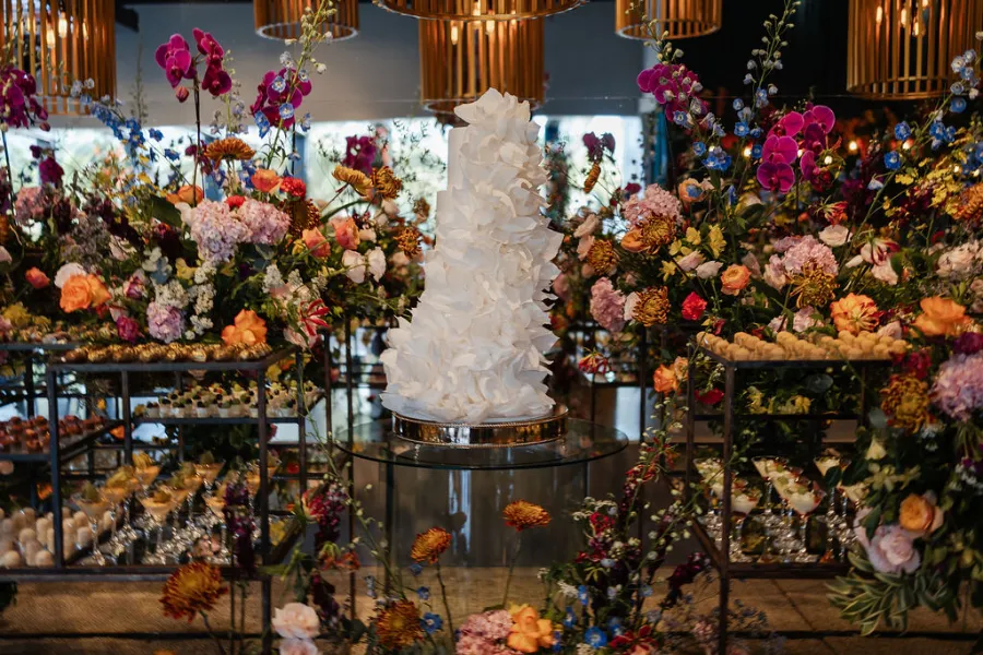 mesa do bolo com bolo de casamento branco