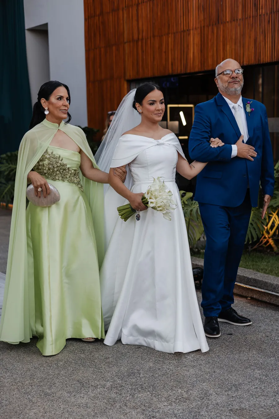 entrada da noiva com os pais