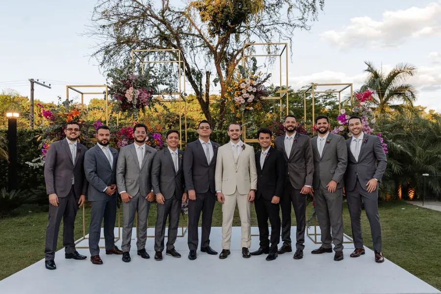 noivo ao lado das madrinhas