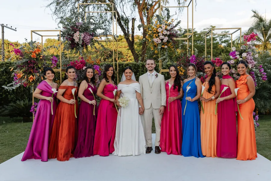 noivos ao lado das madrinhas de colorido