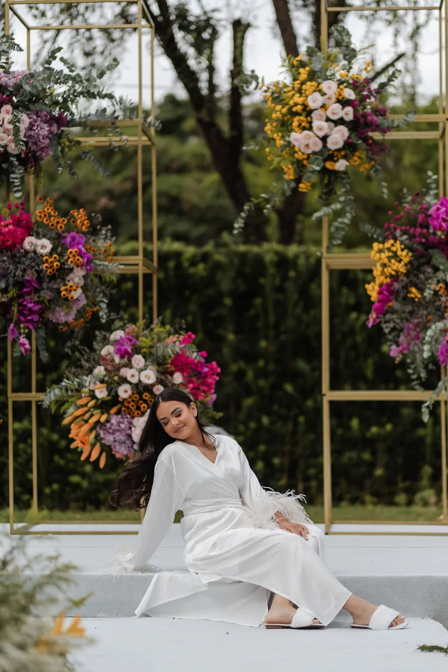 noiva com robe no campo