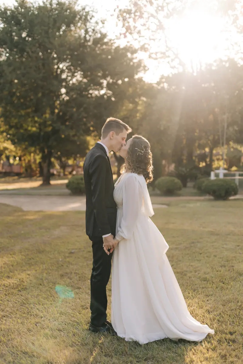 casamento em ibitinga com noivos se beijando ao por do sol