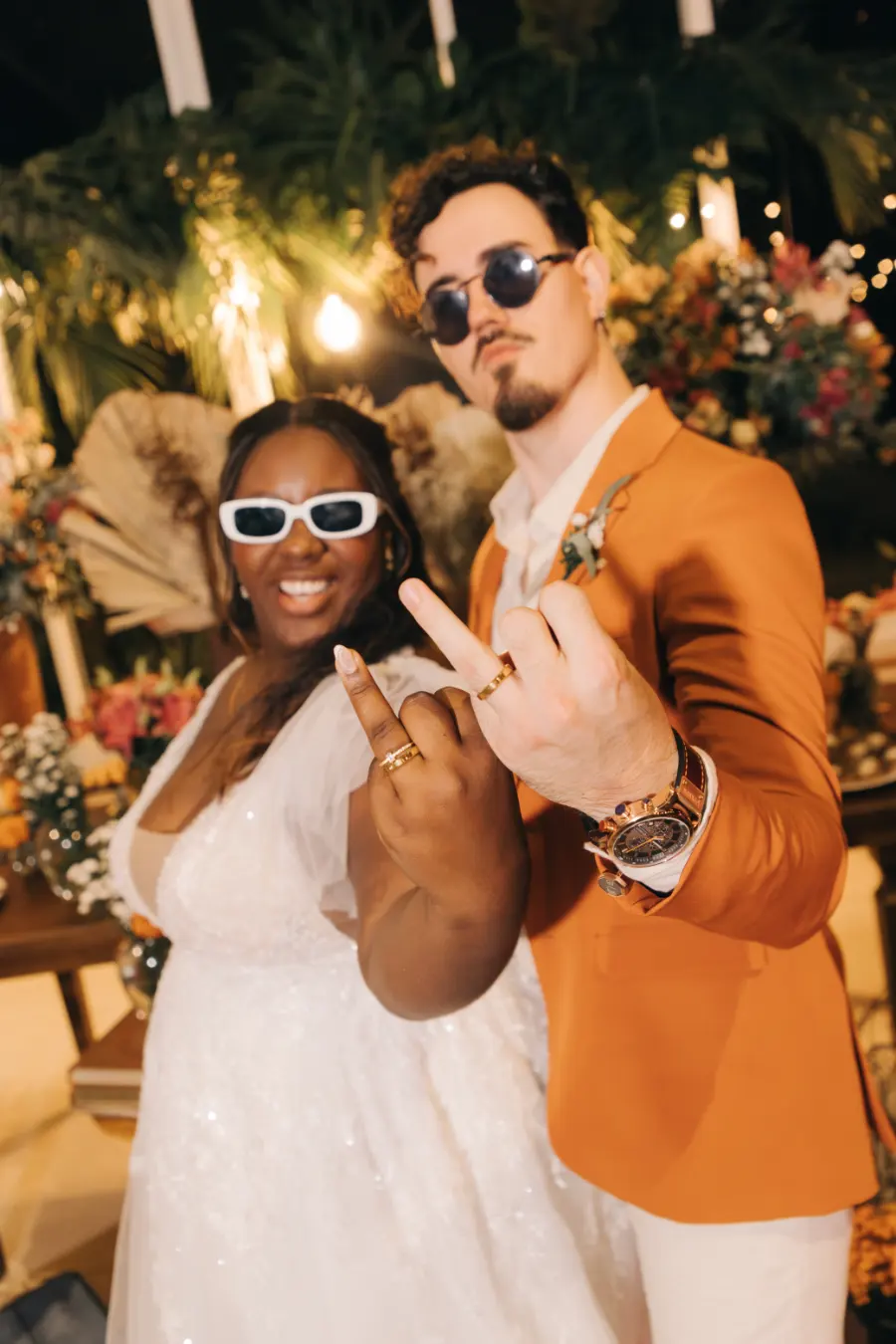 noivos mostrando as alianças