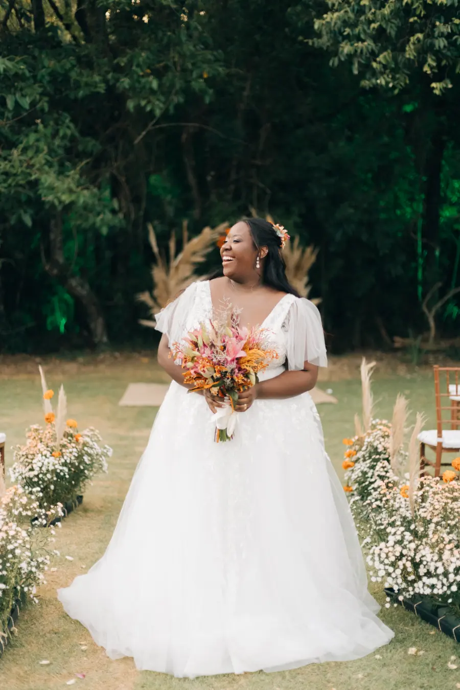 noiva plus size com buque colorido