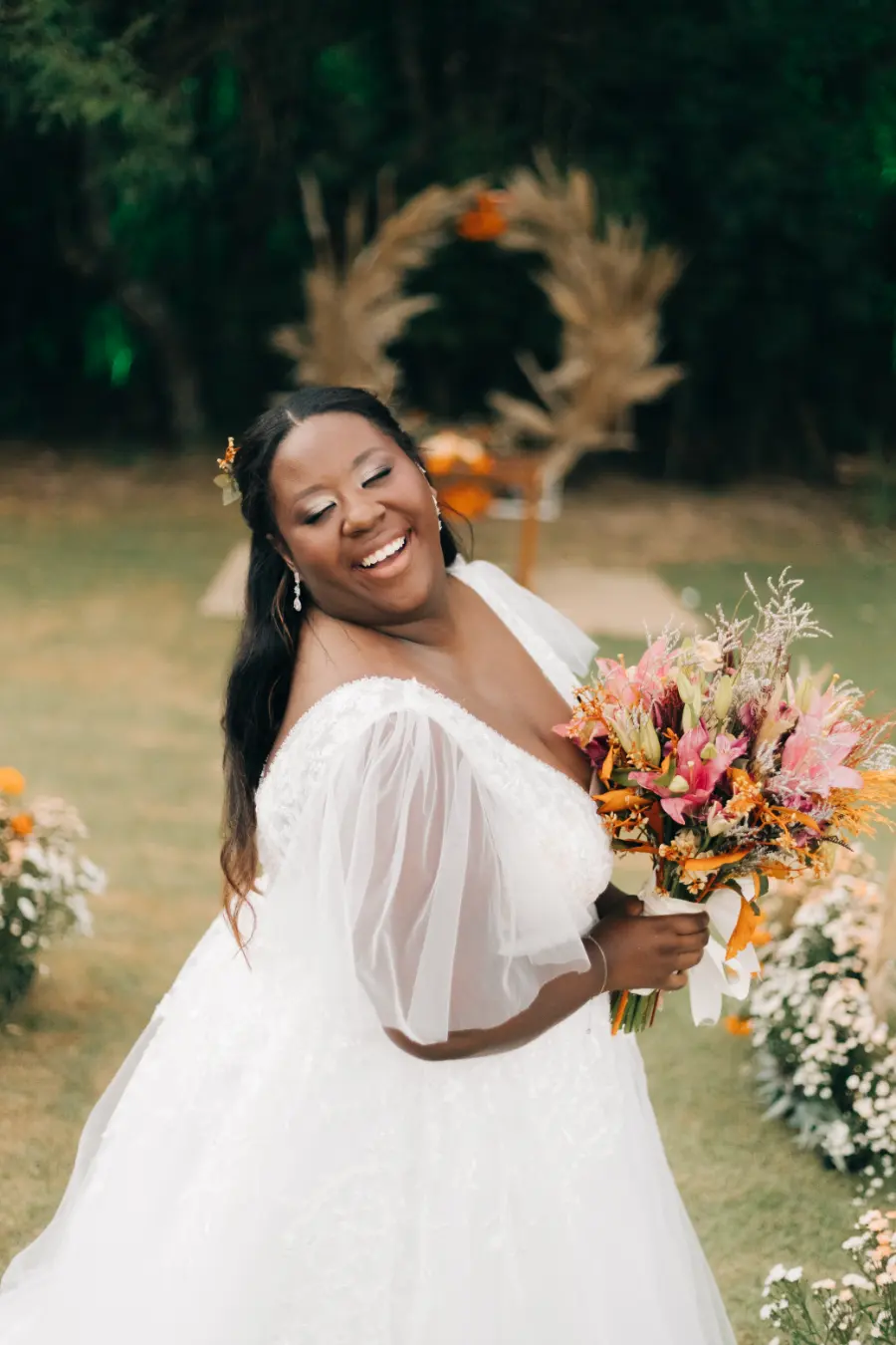 noiva plus size com buque colorido