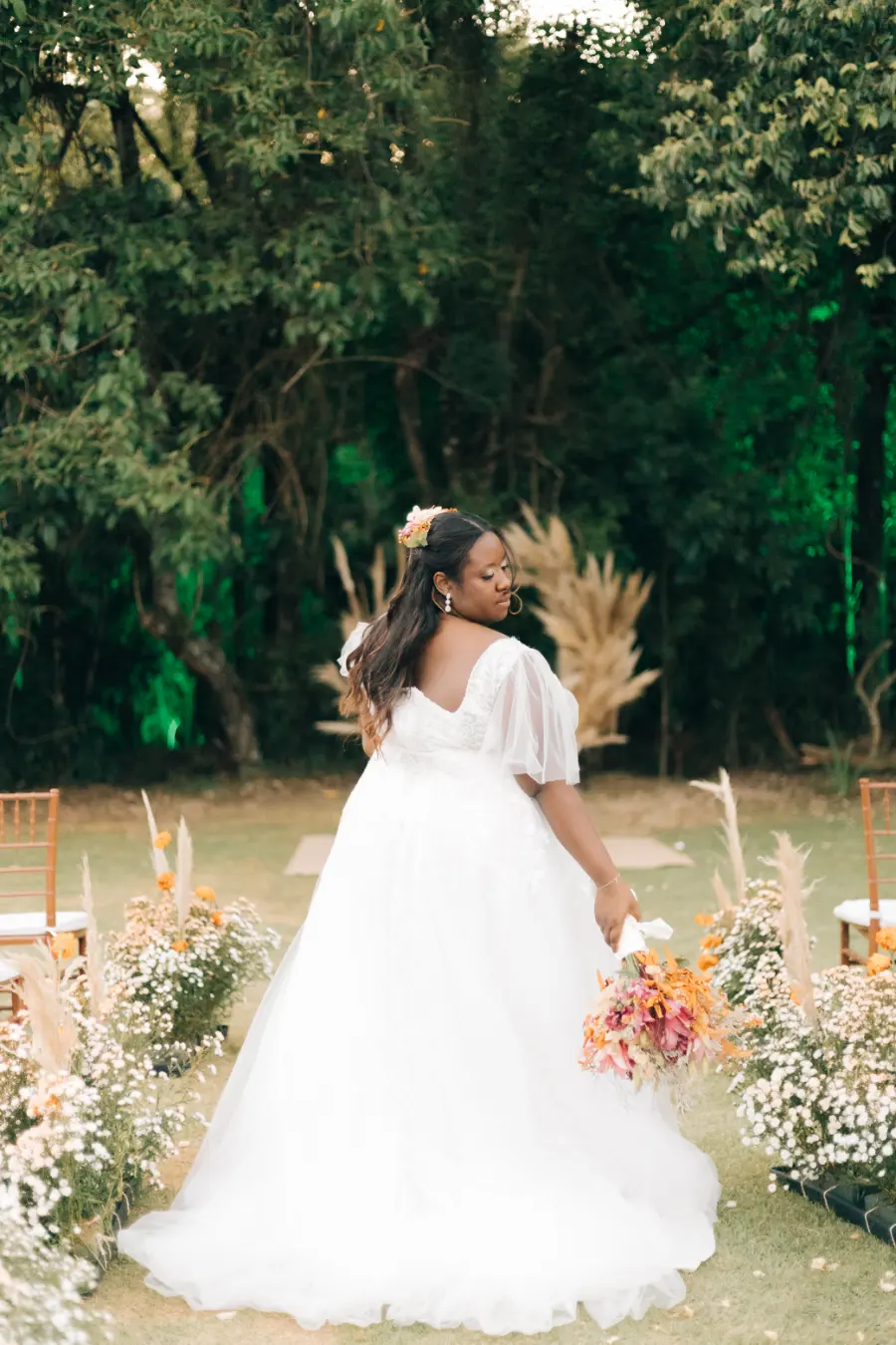 noiva plus size com buque colorido