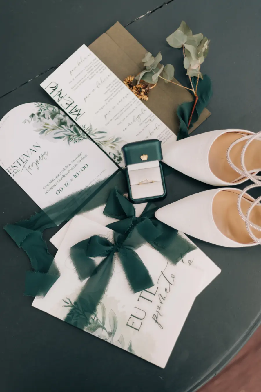 papelaria de casamento ao lado de sandalia da noiva