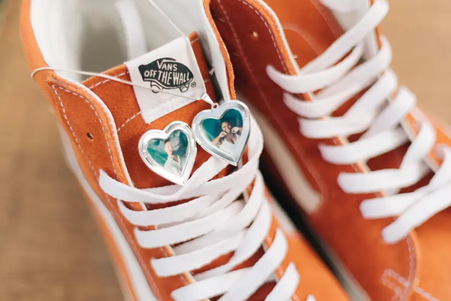 sapato terracota com relicario