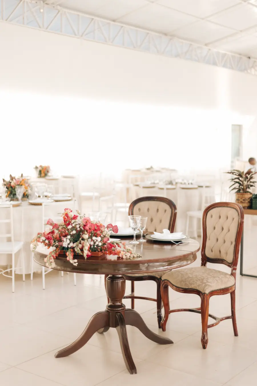 mesa dos noivos simples com flores