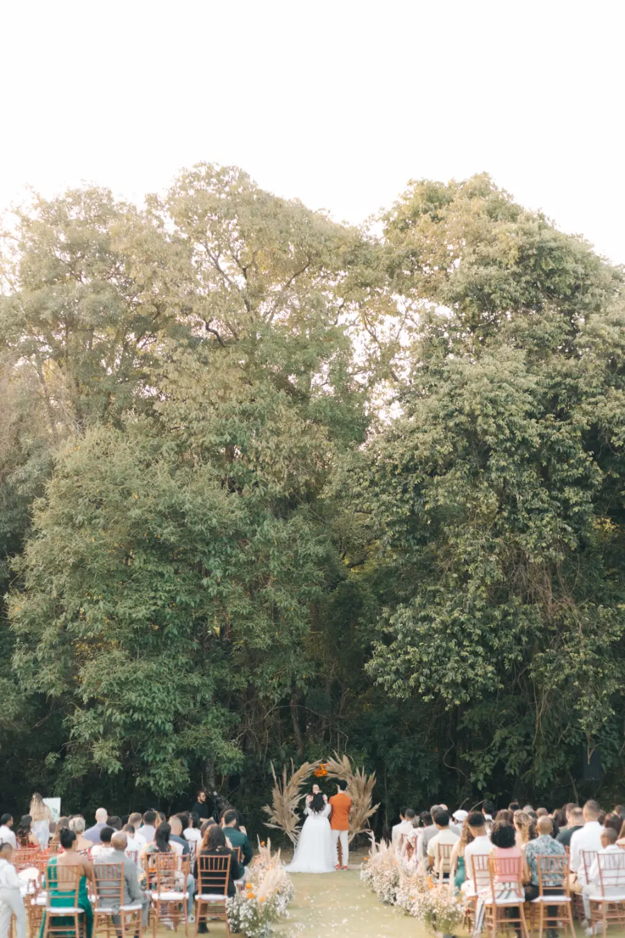 noivos na cerimonia de casamento ao ar livre