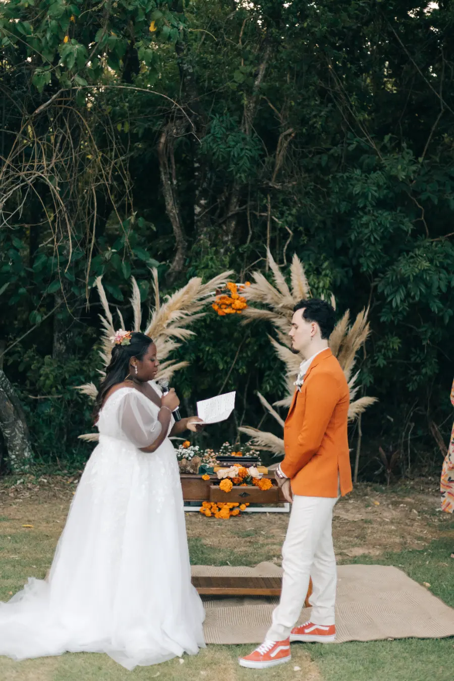 noivos na cerimonia de casamento ao ar livre