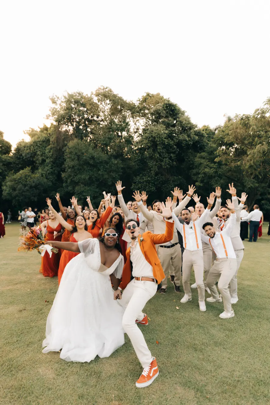 noivos e padrinhos no campo