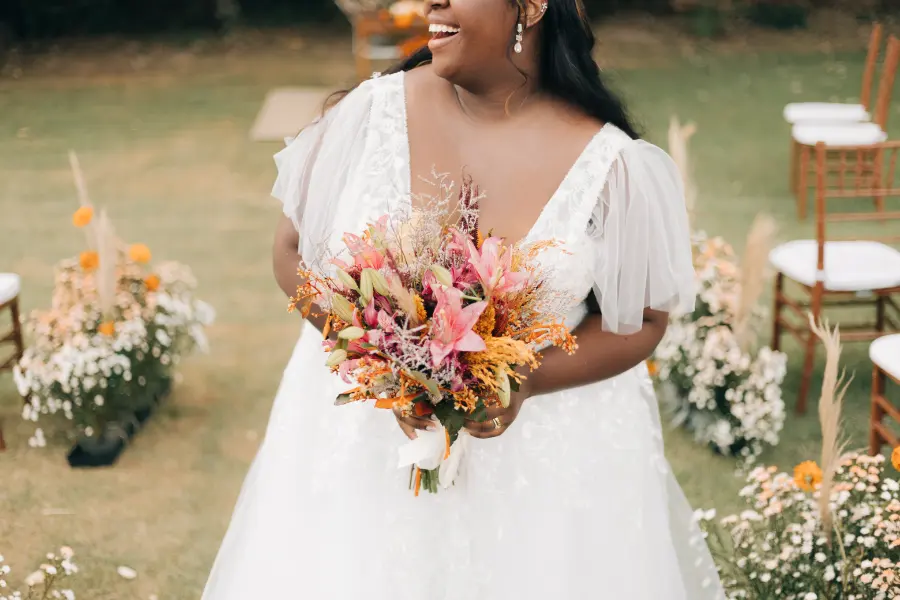 noiva com buque colorido