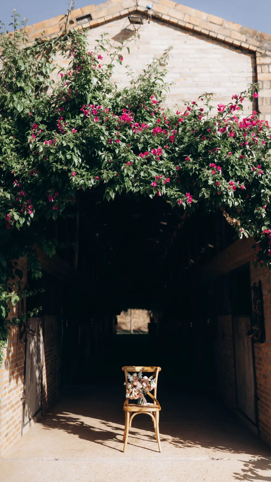 buque em cima de cadeira de madeira
