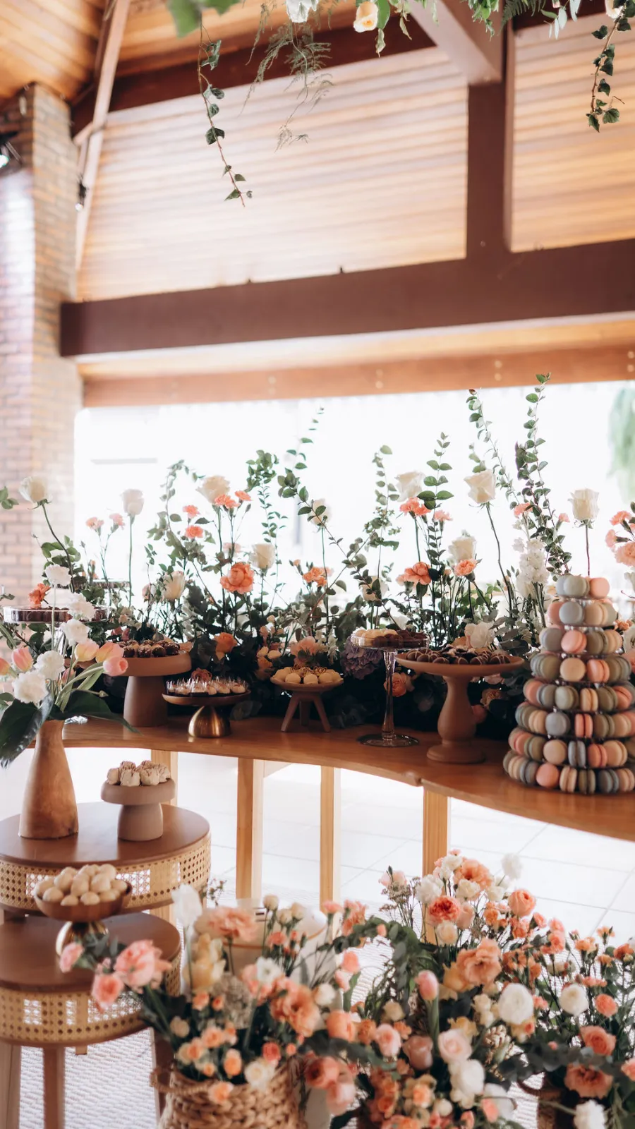 mesa com macarons e flores