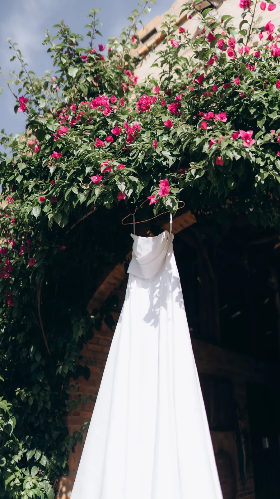 vestido de noiva pendurado no cabide