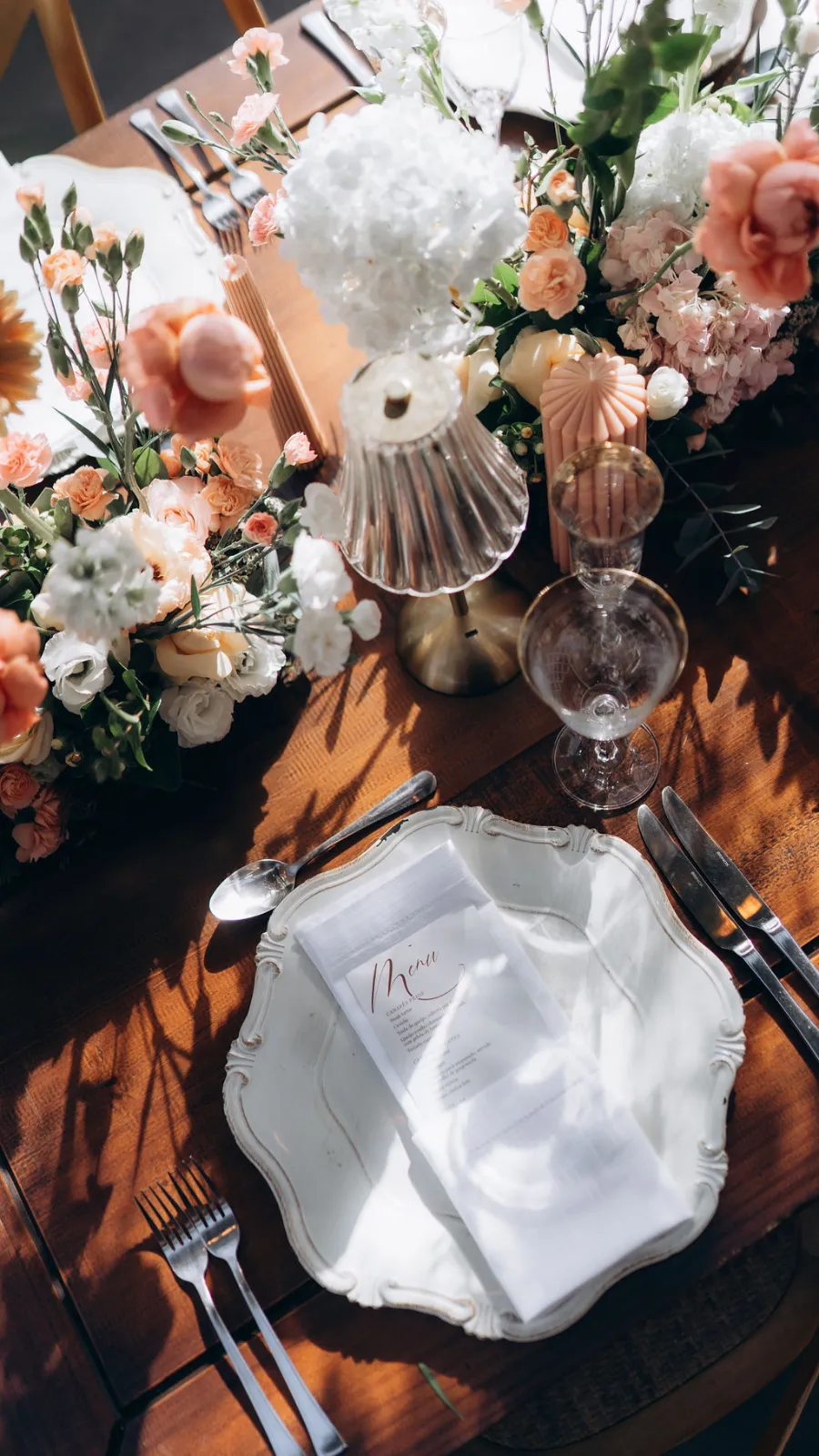 mes aposta elegante com flores brancas e rosas