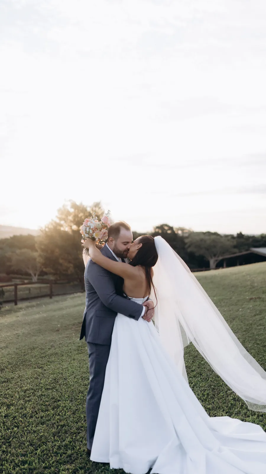 noivos se beijando no casamento no campo