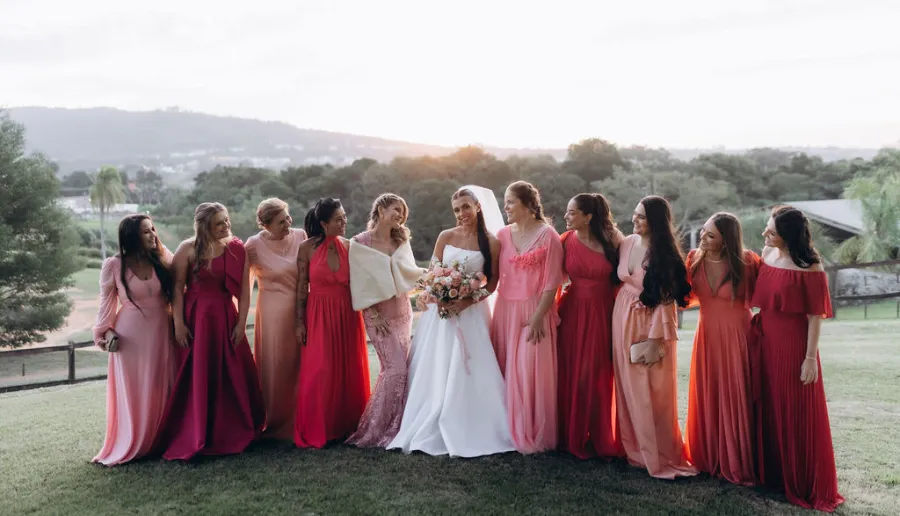 noiva ao lado de madrinhas de rosa