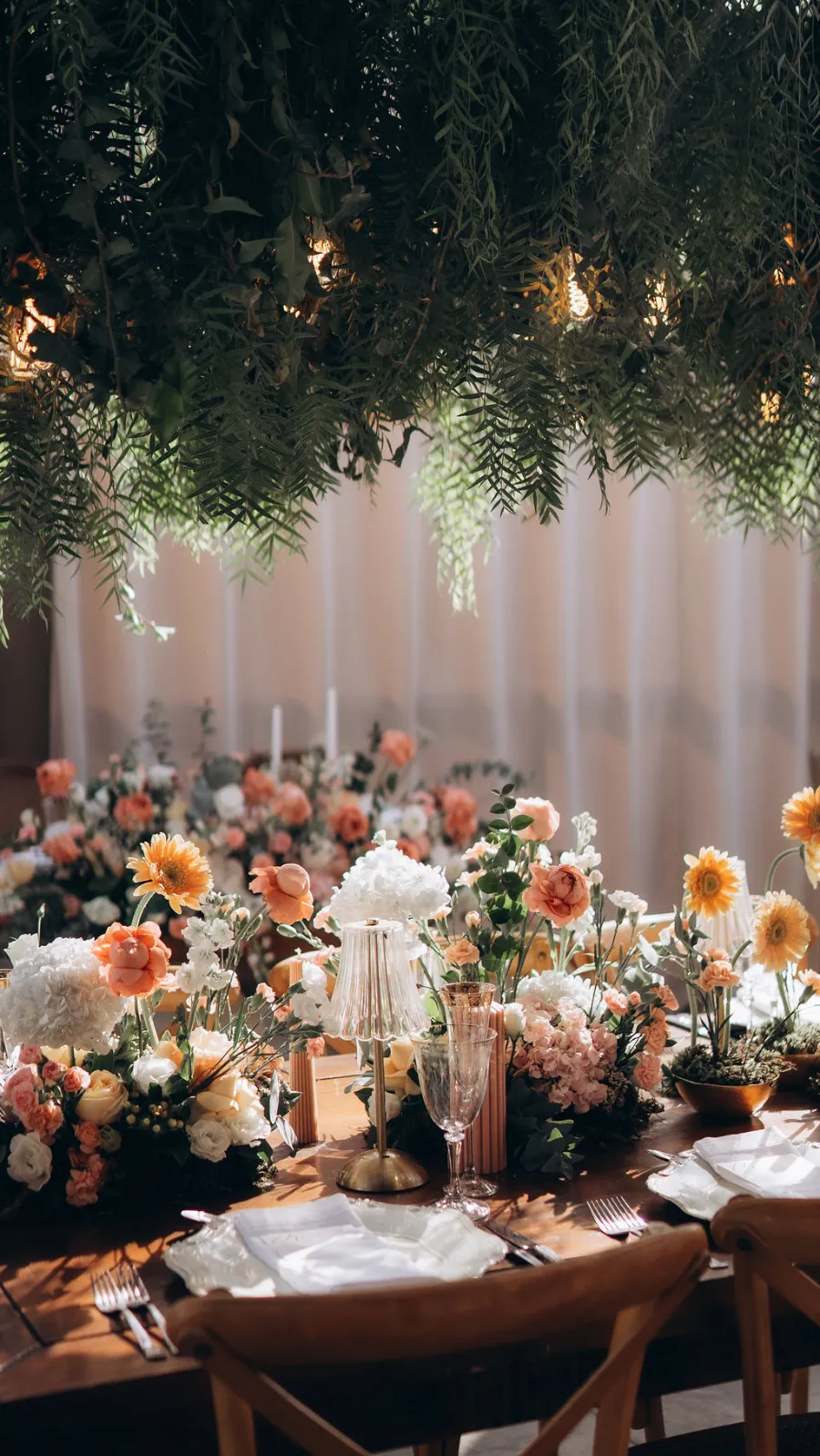 mesa imperial com centro de mesa colorido