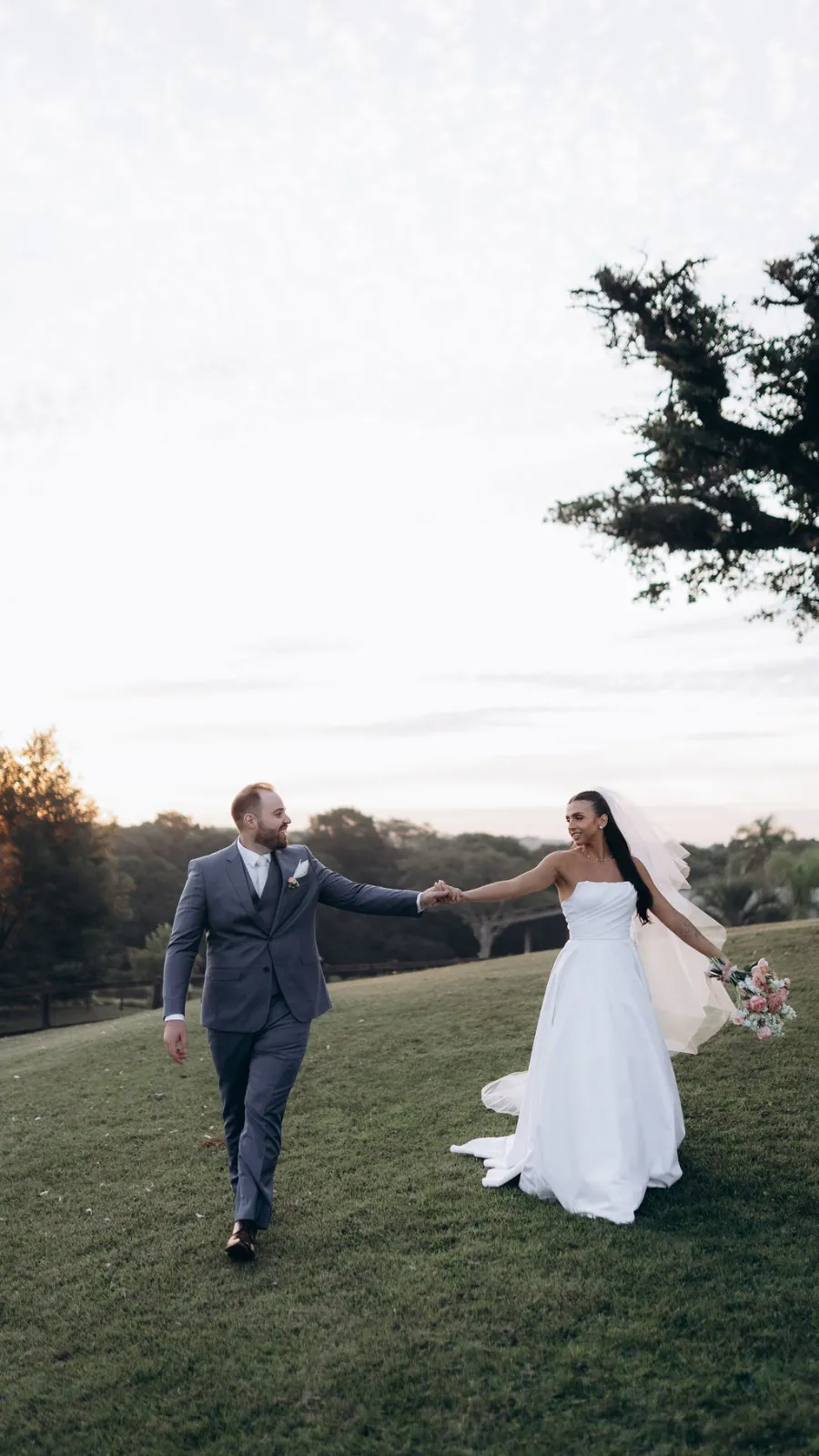noivos de mãos dadas no casamento no campo