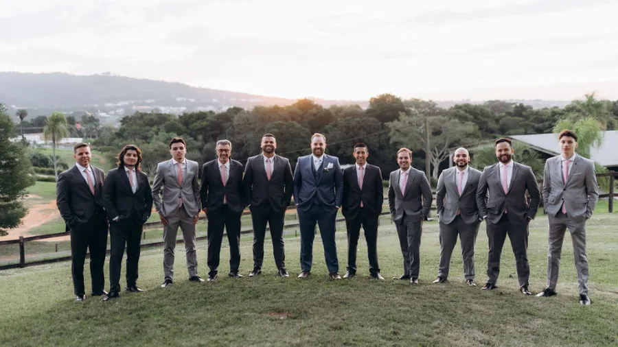 noivos ao lado dos padrinhos no casamento no campo