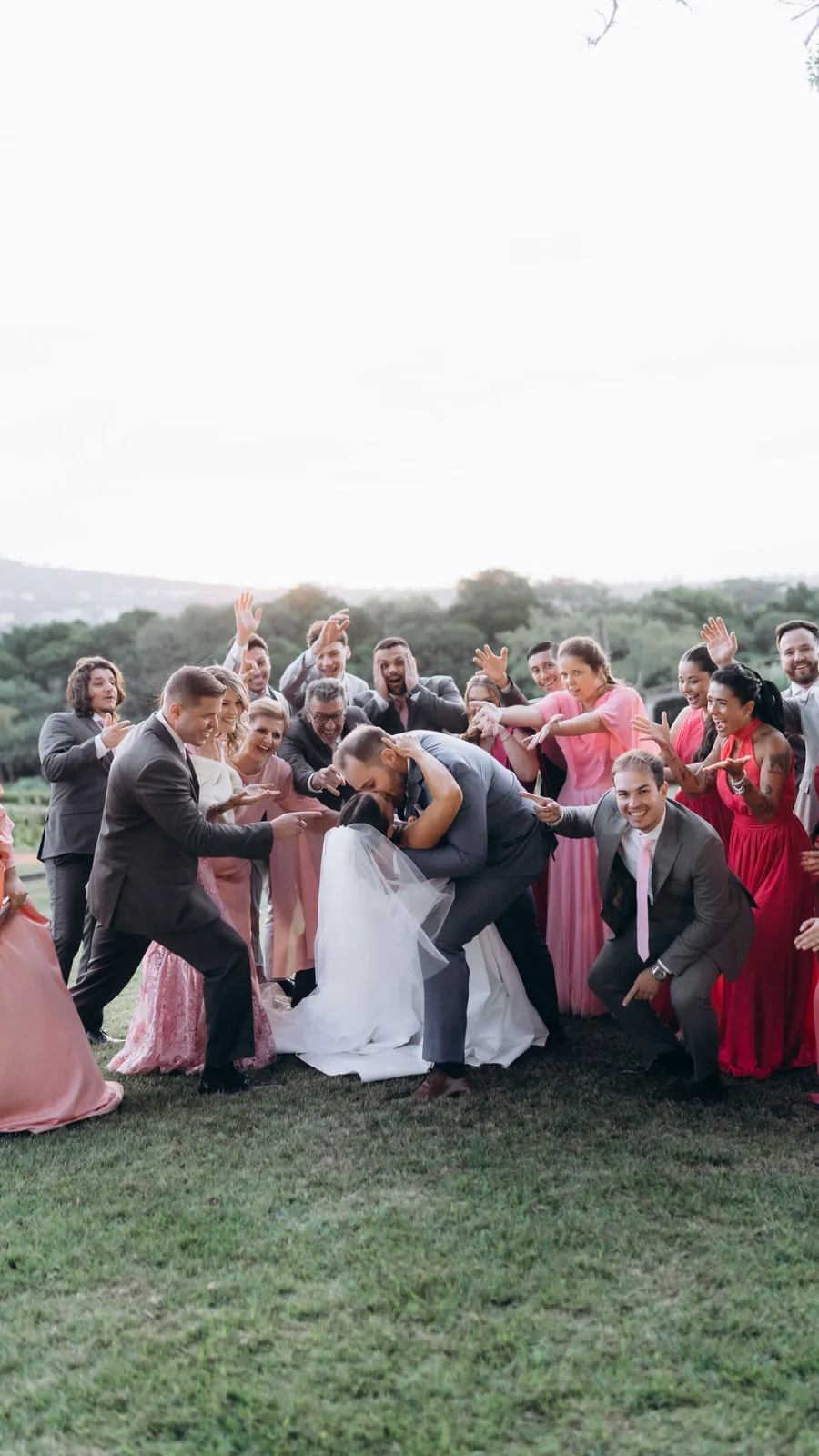 noivos ao lado dos padrinhos e madrinhas