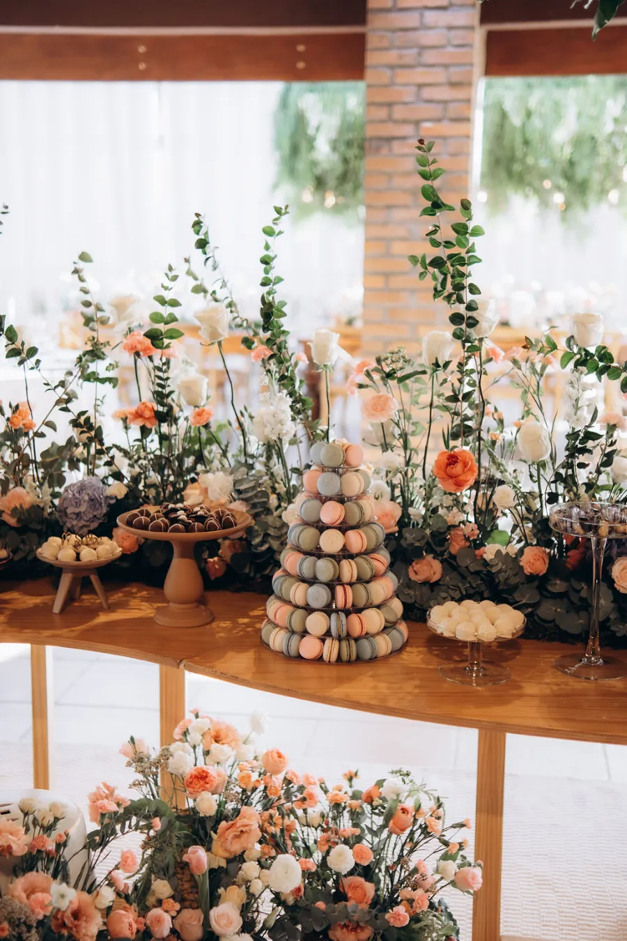 mesa com macarons e flores