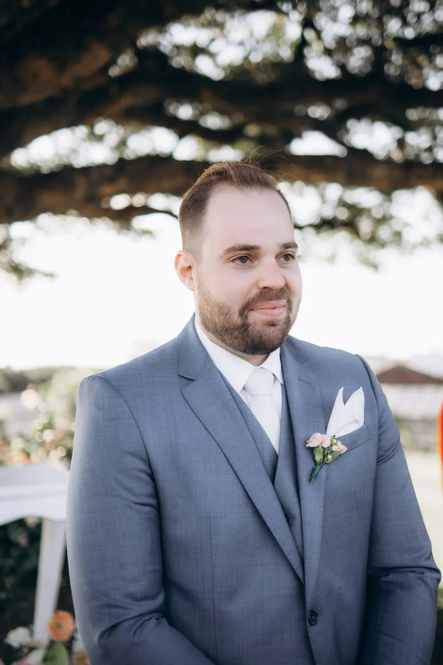 noivo com terno azul