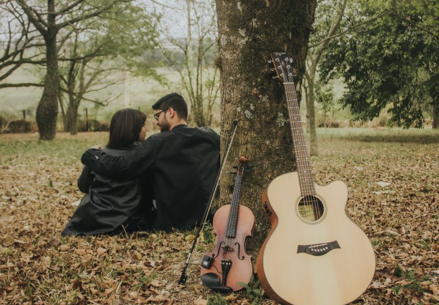 casal abraçado e ao fundo instrumentos
