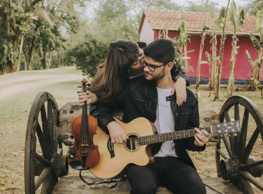 Casal tocando instrumentos durante ensaio pré-wedding temátic