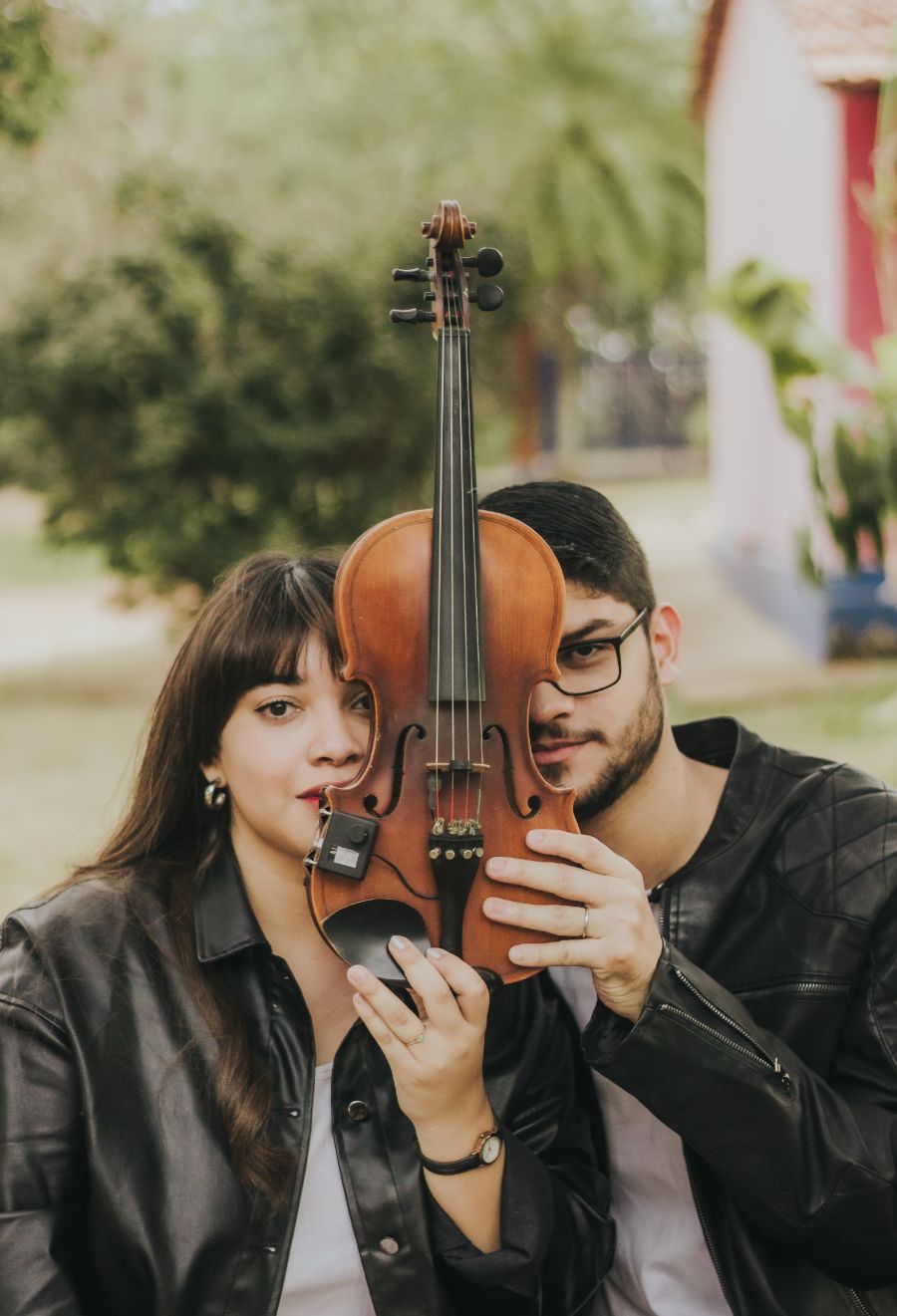 noivos segurando violino