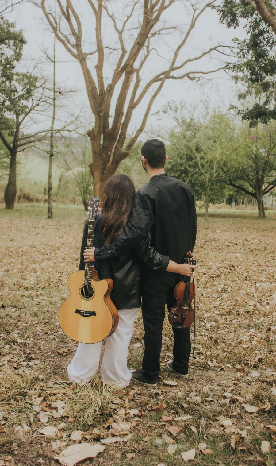 casal abraçado no pre wedding com instrumentos