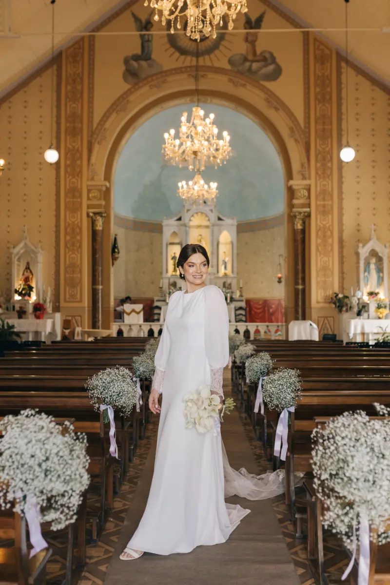 noiva na igreja posando para foto