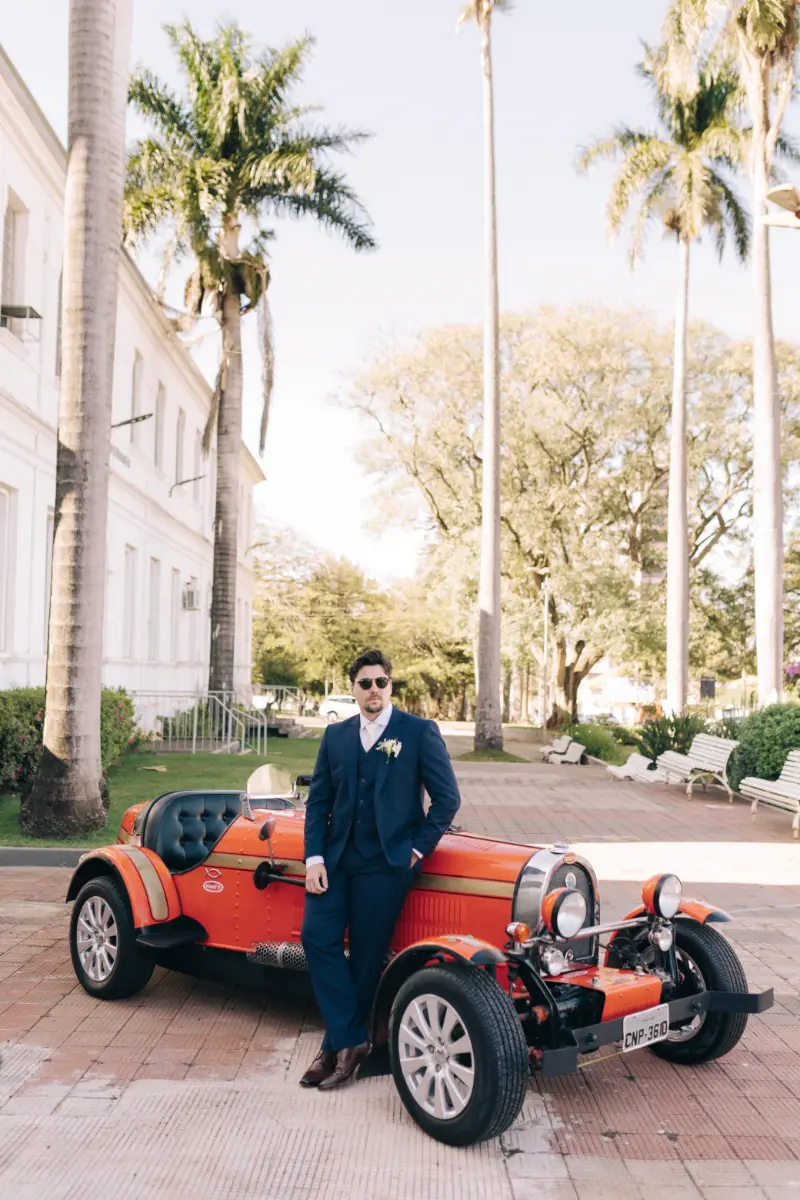 noivo em frente a carro antigo